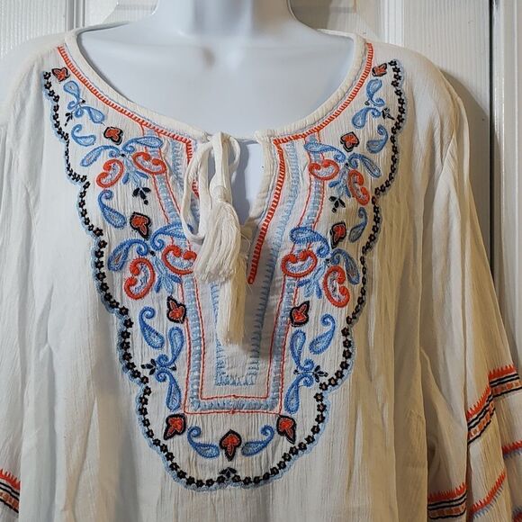 Crown & Ivy Curvy Embroidered Boho Floral Paisley Top Sz - Picture 3 of 5